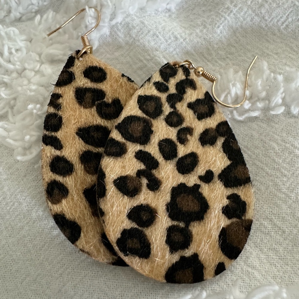 🖤Leopard print earrings & magnetic bracelet